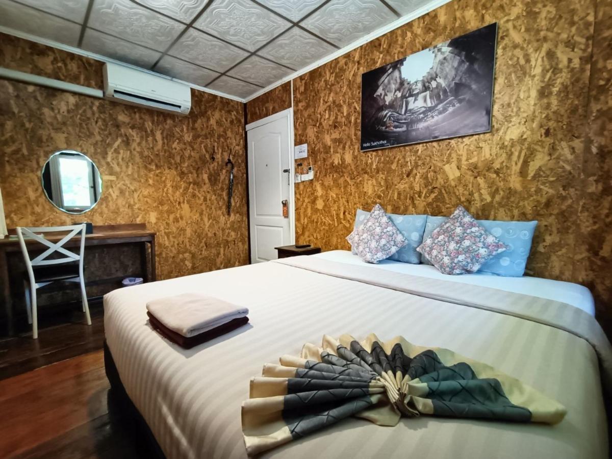 Aenguy Hostel Sukhothai Bagian luar foto